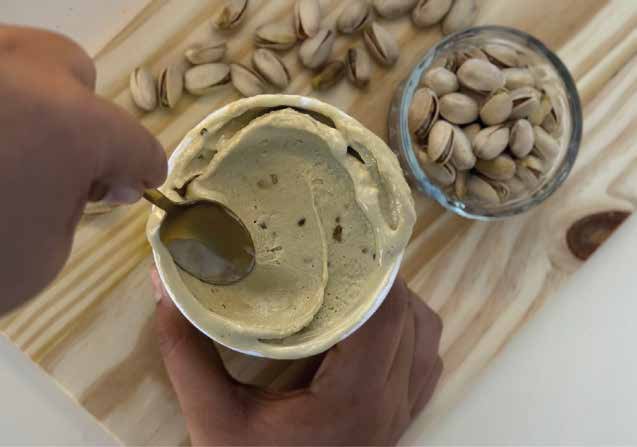 Gelato de pistache FIORE servido no pote